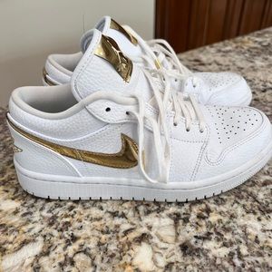 Gently used women’s Air Jordan 1 retro low size 7